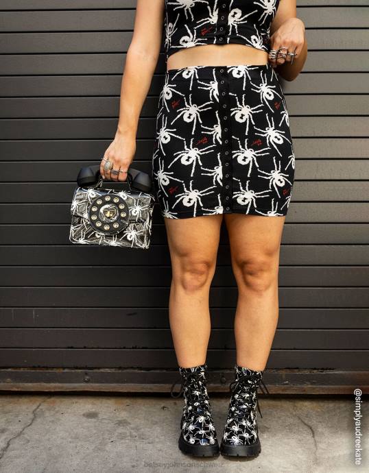 Frauen Betsey Johnson 80th-Bash-Minirock mit Druckknöpfen vorne Schwarz-Weiss Kleidung ZJFF297