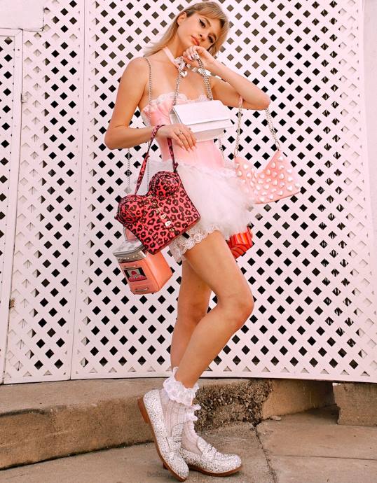 Frauen Betsey Johnson Kitsch von Korsetts Liebes-Crossbody schwarz/rosa Zubehör ZJFF219