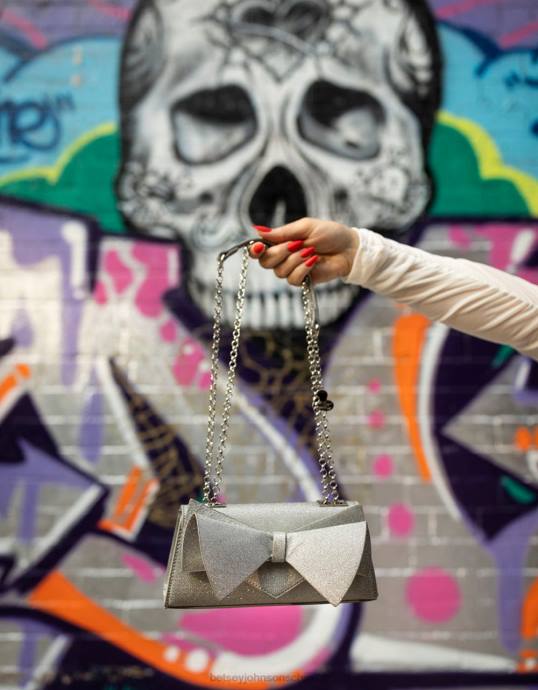 Frauen Betsey Johnson Wandelbare Tasche mit eckiger Schleife Silber Zubehör ZJFF215