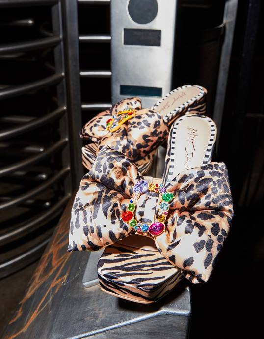 Frauen Betsey Johnson möglich Leoparden-Multi Schuhe ZJFF5