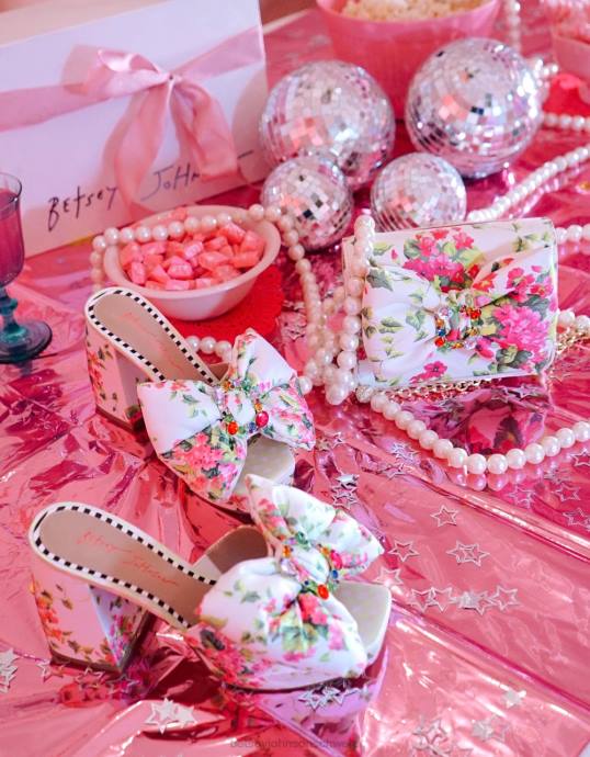 Frauen Betsey Johnson möglich weiß-multi Schuhe ZJFF8