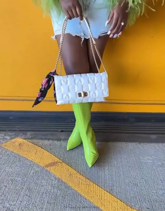 Frauen Betsey Johnson Überschlagtasche mit Totenkopf und Herzen Weiss Zubehör ZJFF228